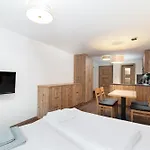 Garni Stefani 3* فنت